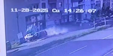 Otomobilin çarptığı babaanne ile 2 torunu ağır yaralandı; kaza kamerada