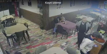 Tost yerken nefes borusuna yiyecek parçası kaçtı; yardım istediği anlar kamerada