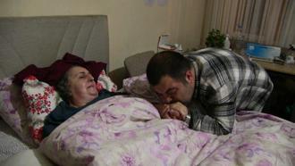 Felç kalan annesine ömrünü adadı