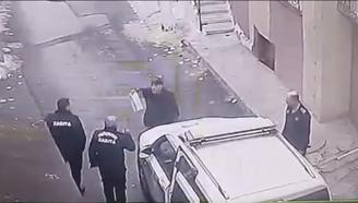 İstanbul - Küçükçekmece'de iş yeri mühürlenen esnaf ile zabıtalar arasında yaşanan gerginlik kamerada