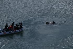 Van'da baraj gölüne yuvarlanan otomobildeki 3 kişi öldü (4)- Yeniden