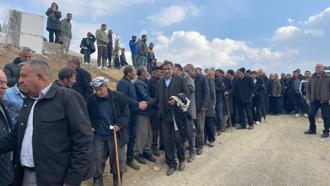 Otomobilin baraj gölüne yuvarlandığı kazada ölen Furkan ve Rojhat toprağa verildi (3)