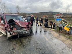 Hafif ticari araç ile otomobil çarpıştı: 2’si çocuk, 6 yaralı
