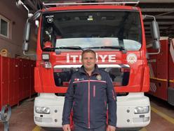 İtfaiye eri kendi hava maskesini, yangında mahsur kalan kişiye vererek kurtardı (2)