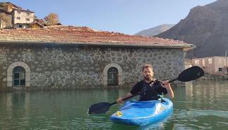 Baraj sularına gömülen camiye kanoyla ziyaret