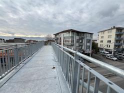 Evin içi göründüğü için yıkım kararı verilen üst geçit, 1 metre uzağa yapıldı / Ek fotoğraflar