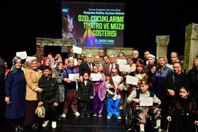 Özel çocuklardan tiyatro ve müzik gösterisi
