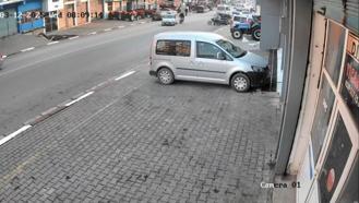 Motosiklet önce yoldaki sonra park halindeki araca çarptı: 2 yaralı