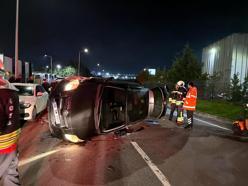 Alkollü sürücünün kullandığı otomobil park halindeki araçlara çarptı