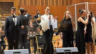 Tuğba Özerk, özel gereksinimli öğrencilerle farkındalık konseri verdi