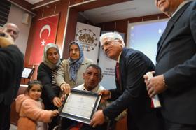 44 yaşında okuma-yazma öğrendi; belgesini alırken gözyaşlarını tutamadı