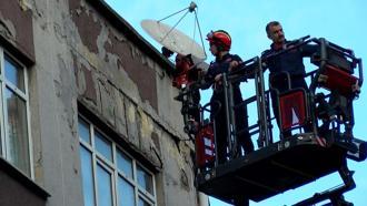 İstanbul- Bayrampaşa’da 3 katlı binadan kopan beton parçalar aracın üzerine düştü