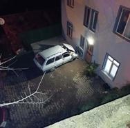 Apartman duvarına çarpan otomobilde sürücü yaralandı, eşi öldü