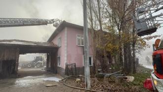 İki ev yangında, kullanılmaz hale geldi