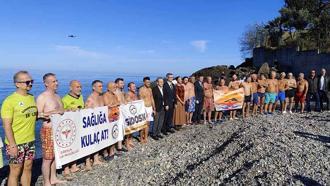 Giresun’da ‘Sağlığa Kulaç At’ etkinliğinde denizde yüzdüler