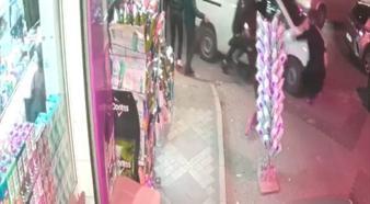 İstanbul - Küçükçekmece'de bekçilerin 'dur' ihtarına uymayan sürücü aracıyla kaçarken kadına çarptı; kaza kamerada