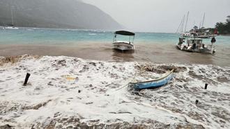 Muğla'da fırtına iskeleleri yıktı