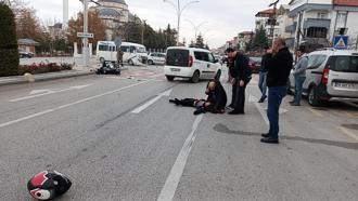 Servis minibüsüyle çarpışan motosikletin sürücüsü ağır yaralandı