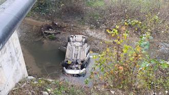 Dereye uçan otomobilde sıkışan sürücü yaralandı