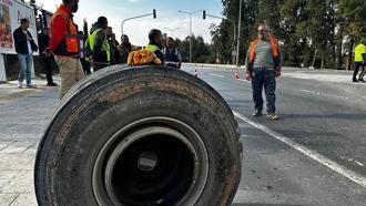 60 ton yük taşıyan TIR'ın tekeri koptu