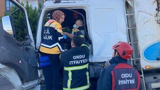 TIR’a arkadan çarpan kamyonda sıkışan sürücüyü itfaiyeciler kurtardı