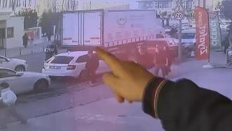 Beylikdüzü'nde skuter yayalara çarptı: 2 yaralı