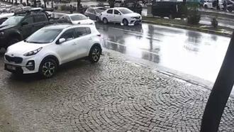 Sürücüsünün el frenini çekmeyi unuttuğu otomobil, kazaya neden oldu; o anlar kamerada