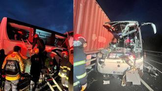 Yolcu otobüsü, otoyolda TIR'a çarptı; 7 ölü, 11 yaralı