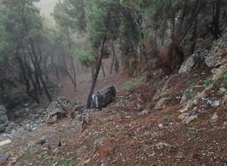 Otomobiliyle uçuruma yuvarlandı