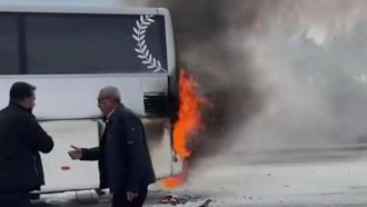 Seyir halindeki otobüste yangın çıktı, yolcular tahliye edildi