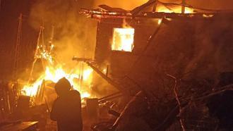 Evde çıkan yangın, okul lojmanına sıçradı