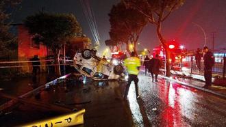 Sürücünün kontrolünü yitirdiği otomobil, aydınlatma direğine çarpıp, takla attı; 2 yaralı