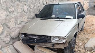 İstinat duvarına çarpan otomobilin sürücüsü ağır yaralandı, annesi öldü