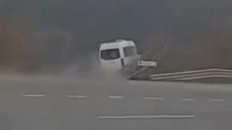 Minibüsün şarampole yuvarlandığı ölümlü kazanın görüntüleri ortaya çıktı