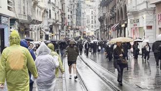 Taksim'de sağanak etkili oldu