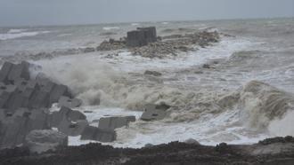 Zonguldak’ta fırtına nedeniyle dalga boyu 4 metreye ulaştı