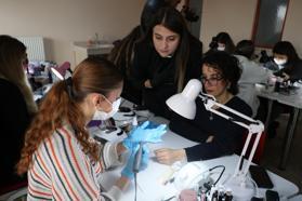 Eskişehir’deki halk eğitim merkezinde protez tırnak kursu açıldı