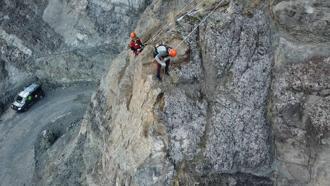 Yusufeli'de kaya riskine karşı endüstriyel dağcılar görevde