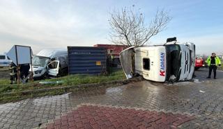 Refüjü aşıp karşı yöne geçen TIR, minibüse çarptı; 1'i çocuk, 5 yaralı