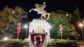 Samsunspor taraftarı, AEK maçı öncesi Atatürk Anıtı çevresinde sabaha kadar nöbet tuttu