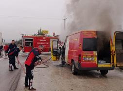 Tokat’ta kargo minibüsü alev alev yandı