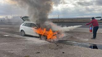 Yanan otomobiline yangın tüpüyle müdahale etti