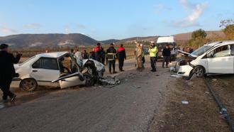 Kilis’te hafif ticari araç ile otomobil çarpıştı: 3 yaralı
