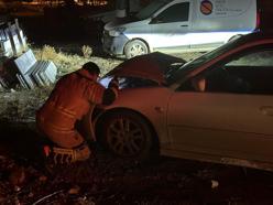 Park halindeki hafif ticari araca çarpan otomobilin sürücüsü, aracını bırakıp kaçtı