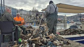 Zonguldaklı balıkçıların ağına yaklaşık 1 ton çöp takıldı