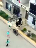 Tartıştığı ailenin kaçmaya çalışan 6 yaşındaki oğlunu bıçakladı