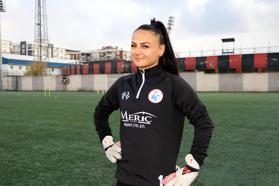 Vangücü takımının kalesi, babasının desteğiyle futbola başlayan Tokatlı Şeymanur'a emanet
