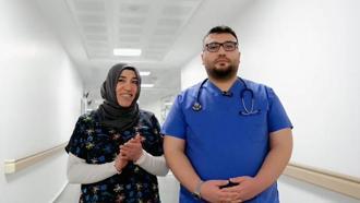 Doktor olup, hemşire annesinin yanına atandı