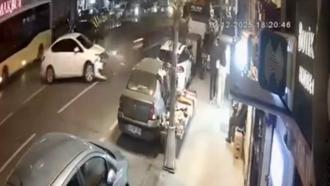 İstanbul- Fatih'te otomobilin çarptığı motosikletli yaralandı