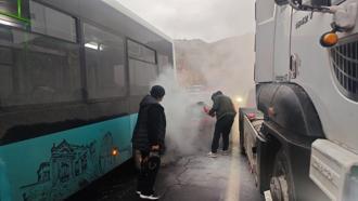 Kaza nedeniyle duran otobüse çarpan otomobil alev aldı; sürücülerden alternatif yol talebi